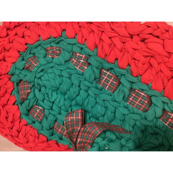 Handmade Heart-Shaped Woven Rug Red Green Accents Festive Bow Trim Christmas - Picture 4 of 8